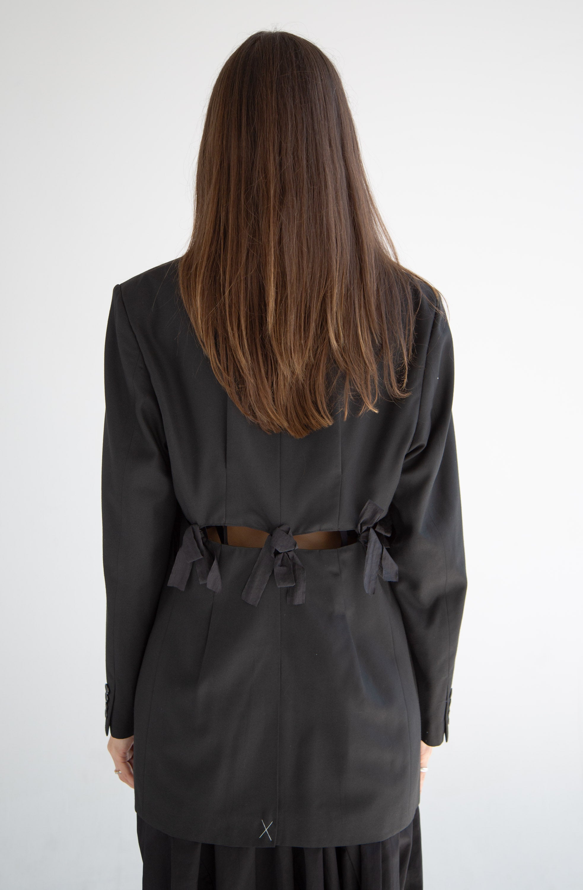 Middle Cut-Out Blazer in Black